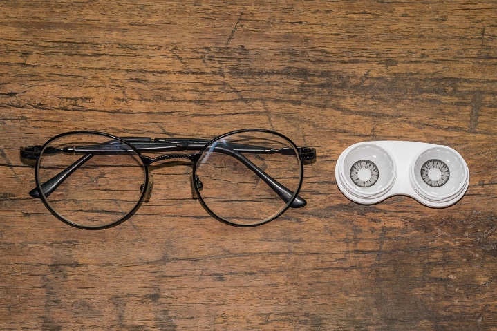 Glasses Vs Contact Lenses: Pros and Cons â€“ Eyewa Blog