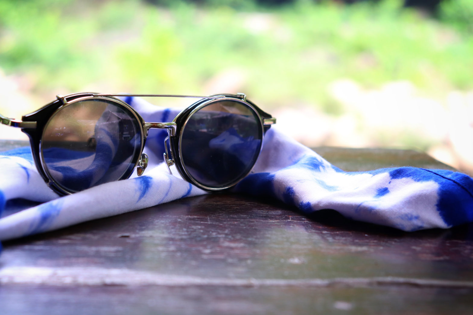 Photochromic Glasses vs. Prescription Sunglasses | Which is Right for You?